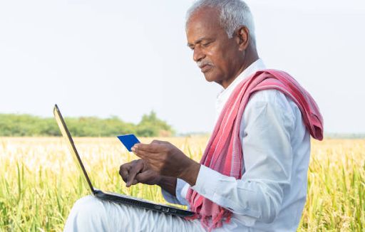 प्रधानमंत्री नरेंद्र मोदी किसानों को PM-Kisan सम्मान निधि योजना की 20वीं किस्त का भुगतान करते हुए, जिसमें लाभार्थी किसानों के चेहरे पर खुशी नजर आ रही